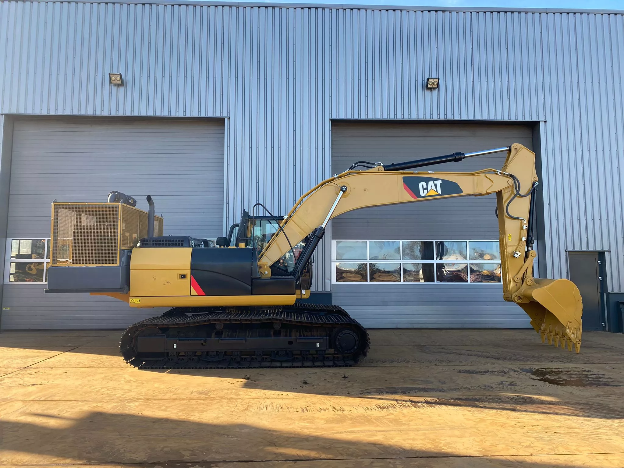 excavadora caterpillar 320d2 precio