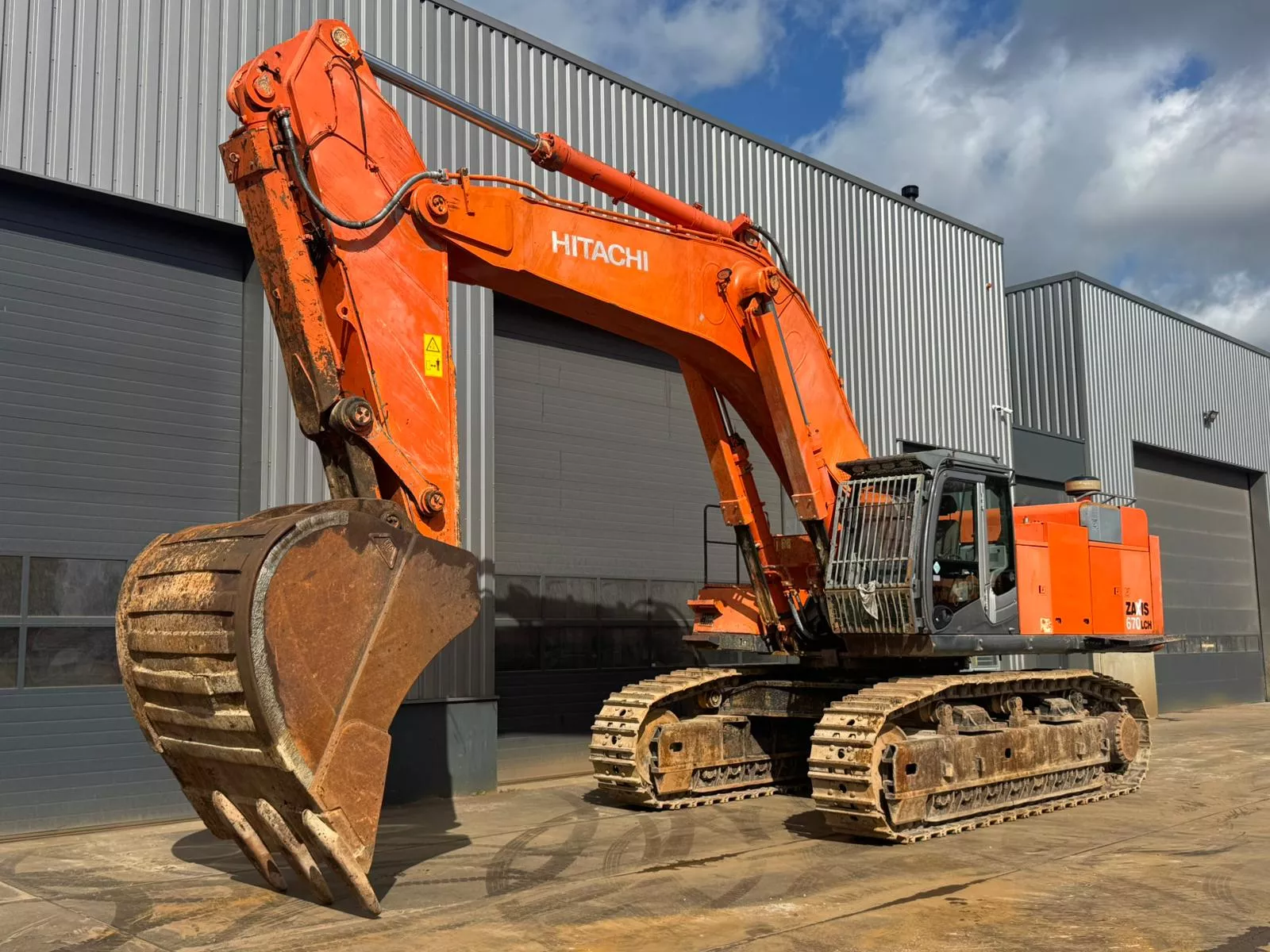 Hitachi ZX670LCH-3 - BIG Machinery